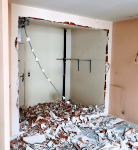 Mur démoli à la suite d'un debarras